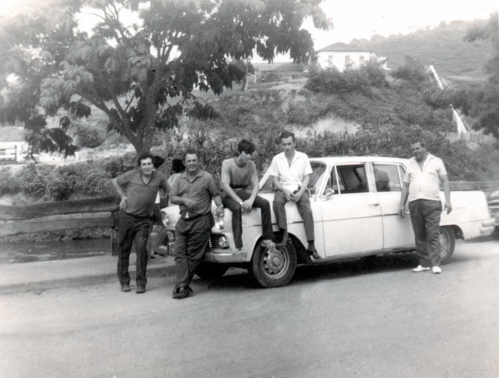 De camisa branca, sentado no capô do seu Aero Willys, Helio Stávale e, ao redor, colegas de trabalho, detalhe para o patrão José (o Zé) à direita da foto, que teve grande influência maléfica sobre Helio. Mais detalhes acesse o link Lygia Stávale
Ou a URL: https://www.stavale.com/Curriculum/curriculo_Lygia/