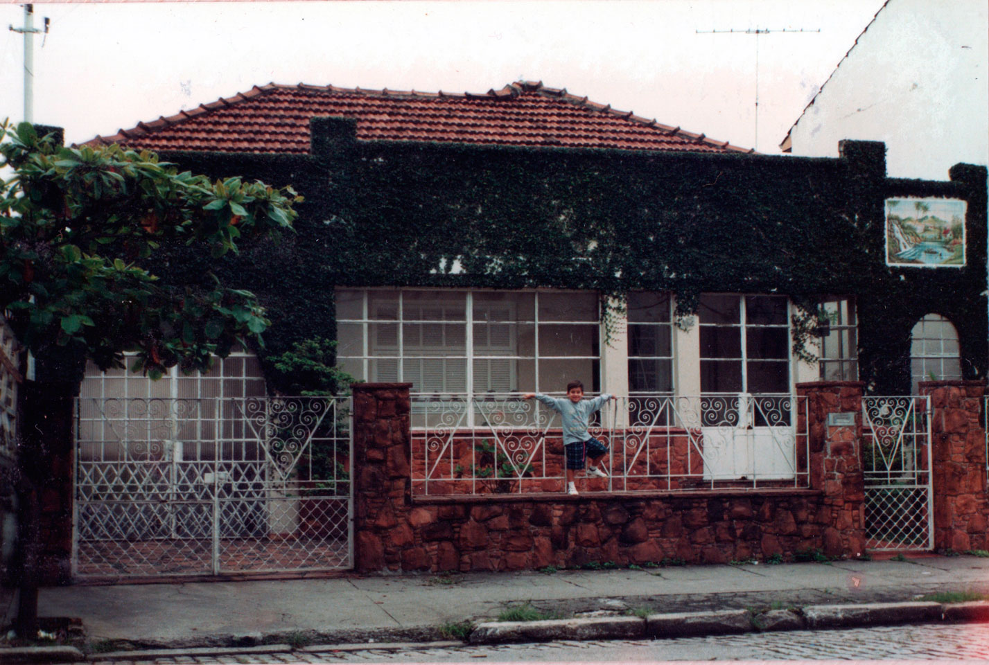 Casa de Helio e Lygia, o neto Victor na grade - Rua Itajaí, 102 - Mooca