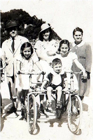 3 Herminio Cattozzo (nasceu em 1911), Philomena (segurando a filha Bete) e Elisa (mãe de Herminio). E na bicicleta Neuza, Vinicius e Lygia