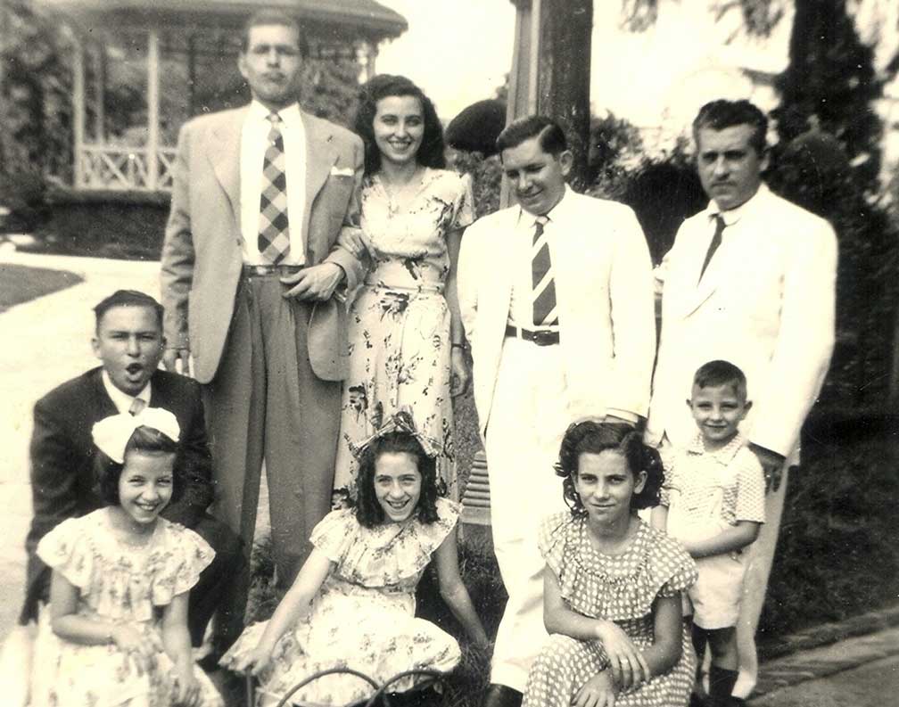 4 Em pé - Oswaldo Cattozzo, a irmã Joanina 'Tatinha', um desconhecido e Hermes. Agachados - um desconhecido, Bete, Lygia, Neuza e Vinicius (filhos de Hermes). Sorocaba, 1950