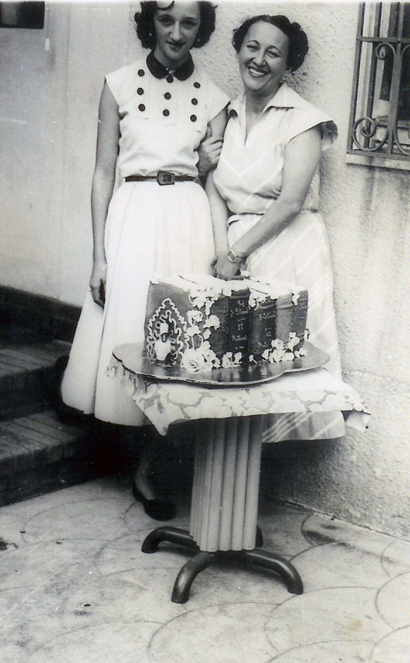 Consuelo e sua filha Maria do Carmo atras do bolo de aniversario dos 70 anos de Jacomo