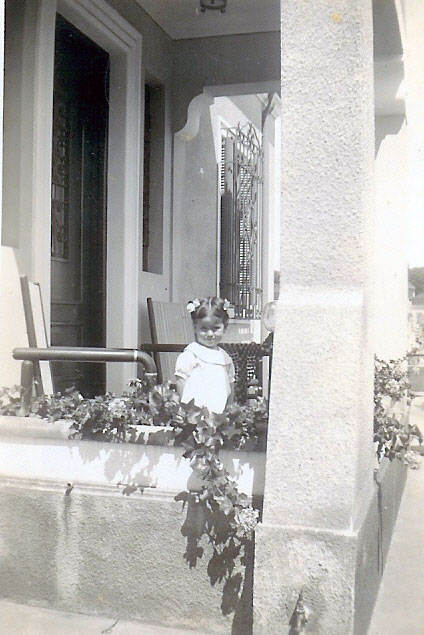 A pequena Maria Tereza Stávale Malheiro em casa