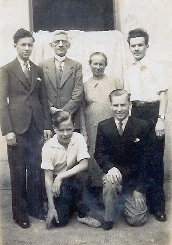 15 O casal José e Amabile, os filhos João, José Júnior e, agachados, Mário e Carlos (1934)