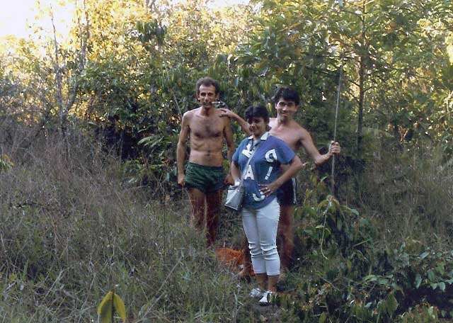 Antonio Miguel (irmão de Marcia), Eleide Stávale (cunhada de Mauricio) e Maurício Stávale (mata de Araraquara SP)