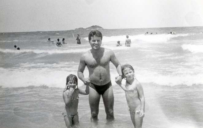 O irmão Reinaldo com as sobrinhas Leila e Thais - Guarujá (SP)