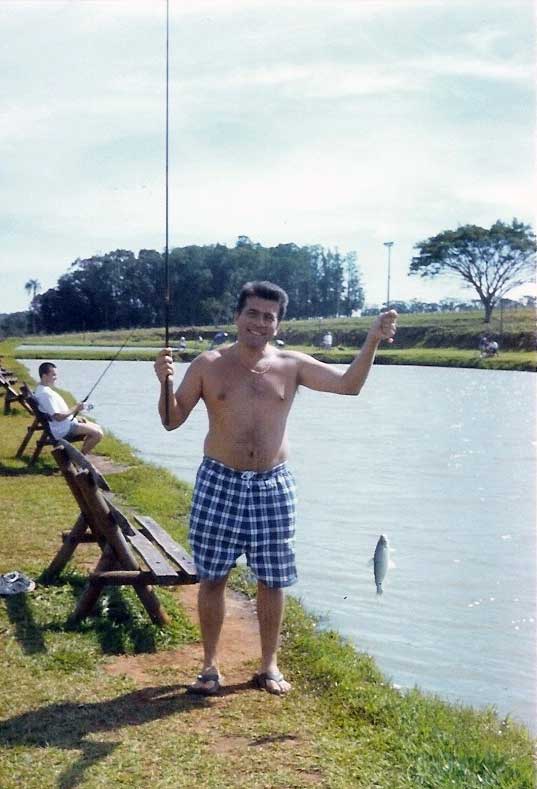 O pescador Maurício Stávale (ao fundo, o irmão Ricardo) - Araraquara