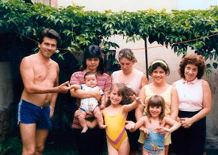 Mauricio, Eleide com o filho Victor, Marcia com a filha Thais, a prima Sandra com a Leila e a matriarca Lygia Stávale (casa da Rua Itajaí 102 - Mooca)