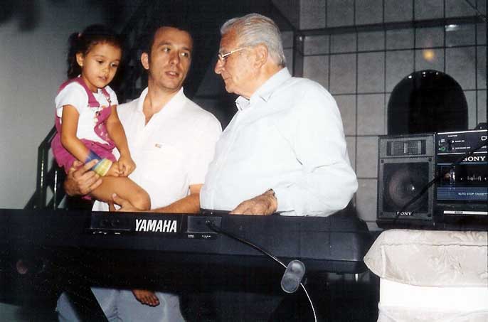 Isabela com o pai Ricardo e o Maestro Salvatore Stávale. Casa de Reinaldo, Rua Ararigboia - Mooca