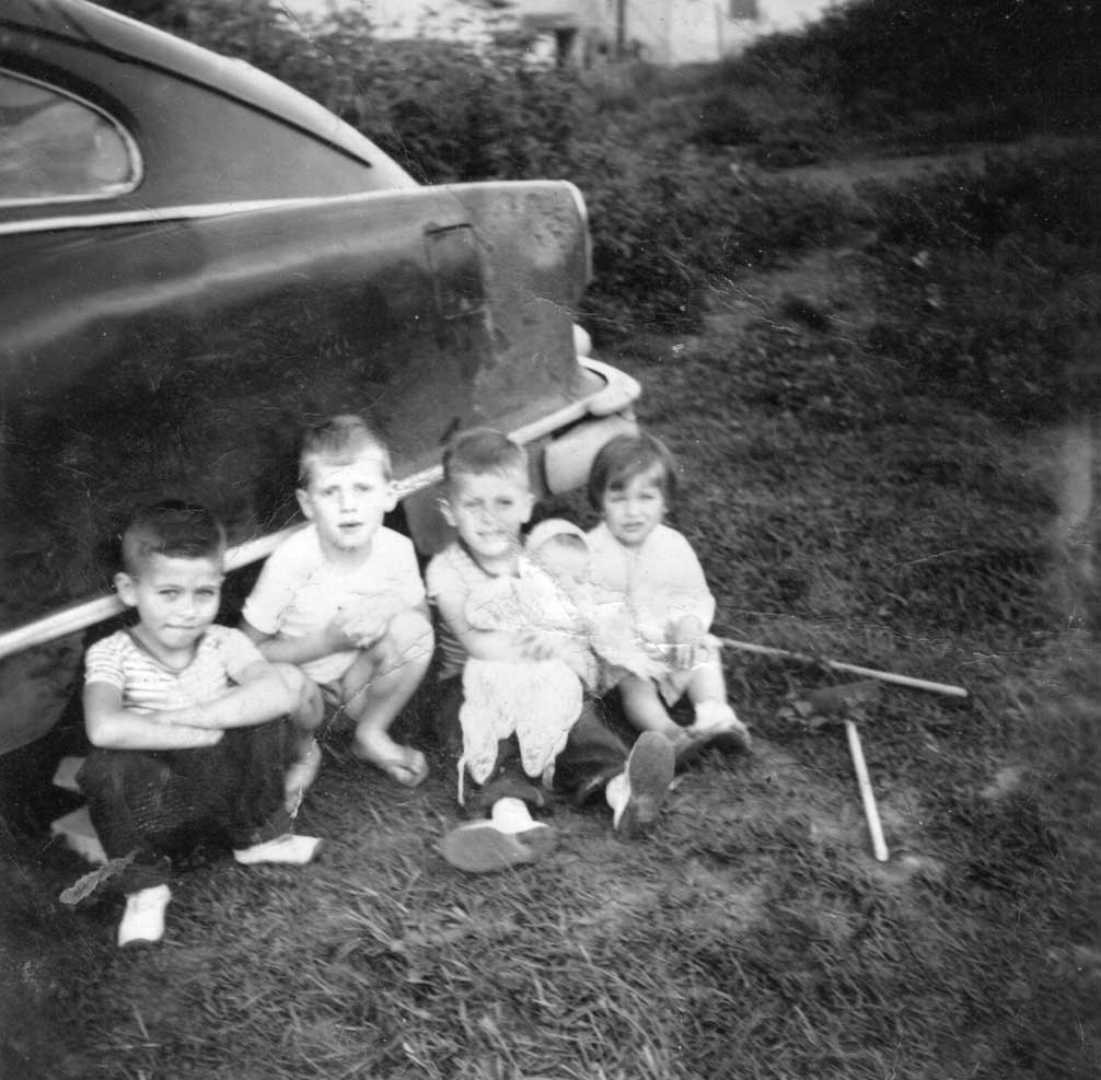 Os sobrinhos Mauricio, Sergio, Reinaldo segurando a prima Monica e Celia (Casa de Fausto, Bairro Vila Arapua, KM 12 da Via Anchieta, São Paulo)