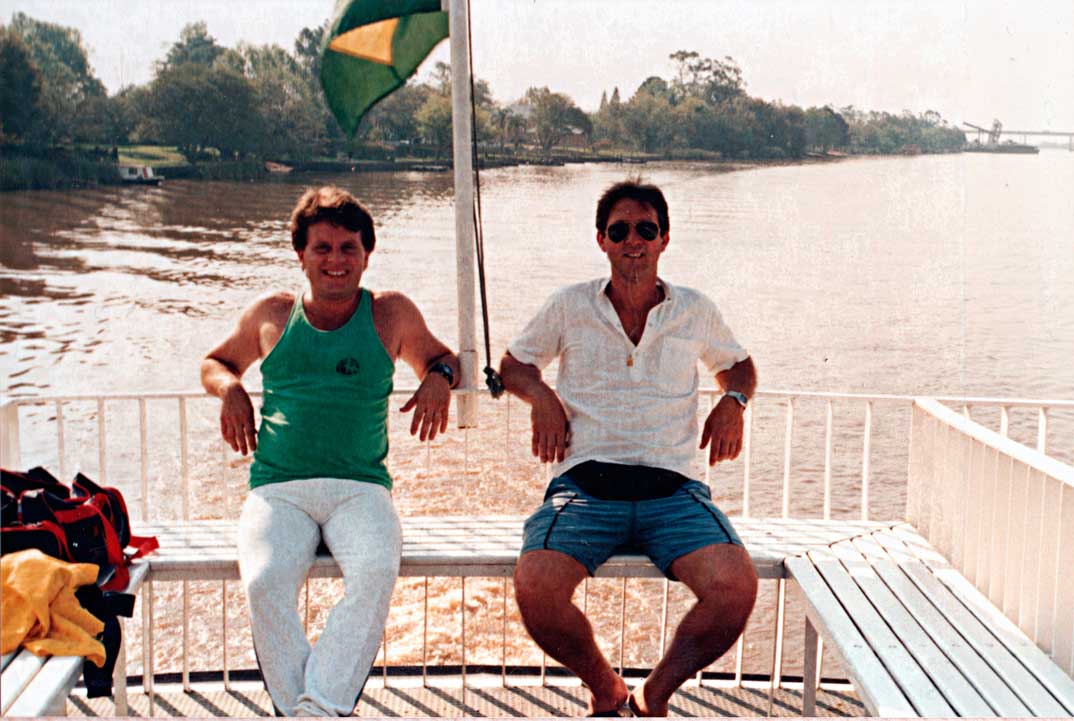 Reinaldo Stávale e o primo Volezio Coelho, marido de Monica. (Rio Guaiba - Porto Alegre)