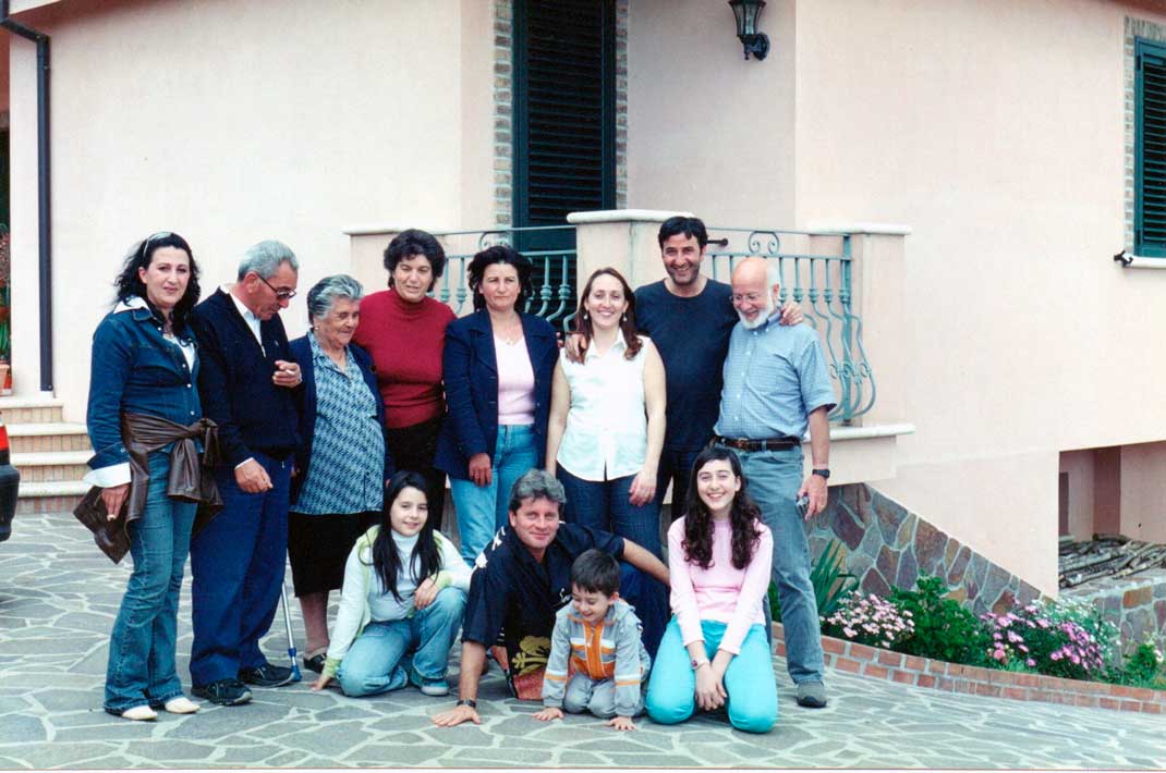 Bisignano (29). Casa di Elio. Ricongiungimento familiare con la presenza dei cugini in visita Ronald (Michigan) e Reinaldo (São Paulo).