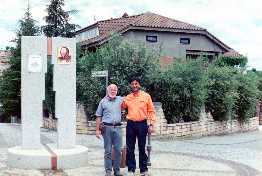 11. Bisignano. Il cugino Ronald ed Elio, davanti alla casa di Elio