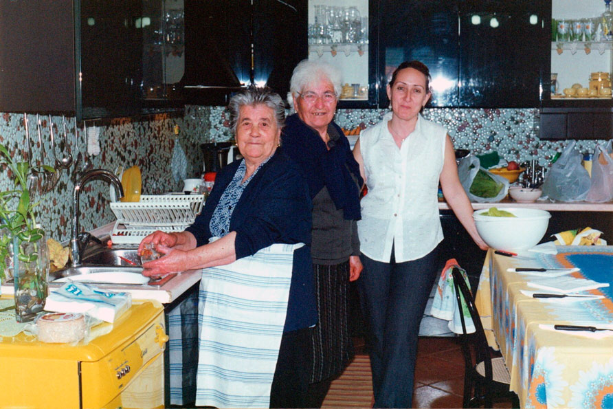 15. Bisignano. Mamma Lucia, zia Grazia e Sabrina preparano il barbecue (grigliata) nella cucina di Sabrina