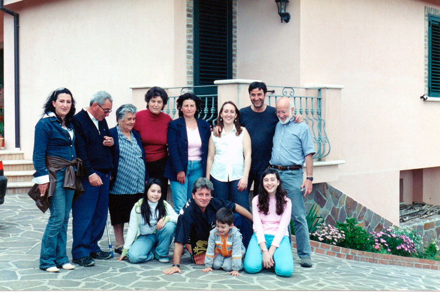 16. Bisignano. Casa di Elio. Ricongiungimento familiare con la presenza dei cugini in visita Ronald (Michigan) e Reinaldo (São Paulo).