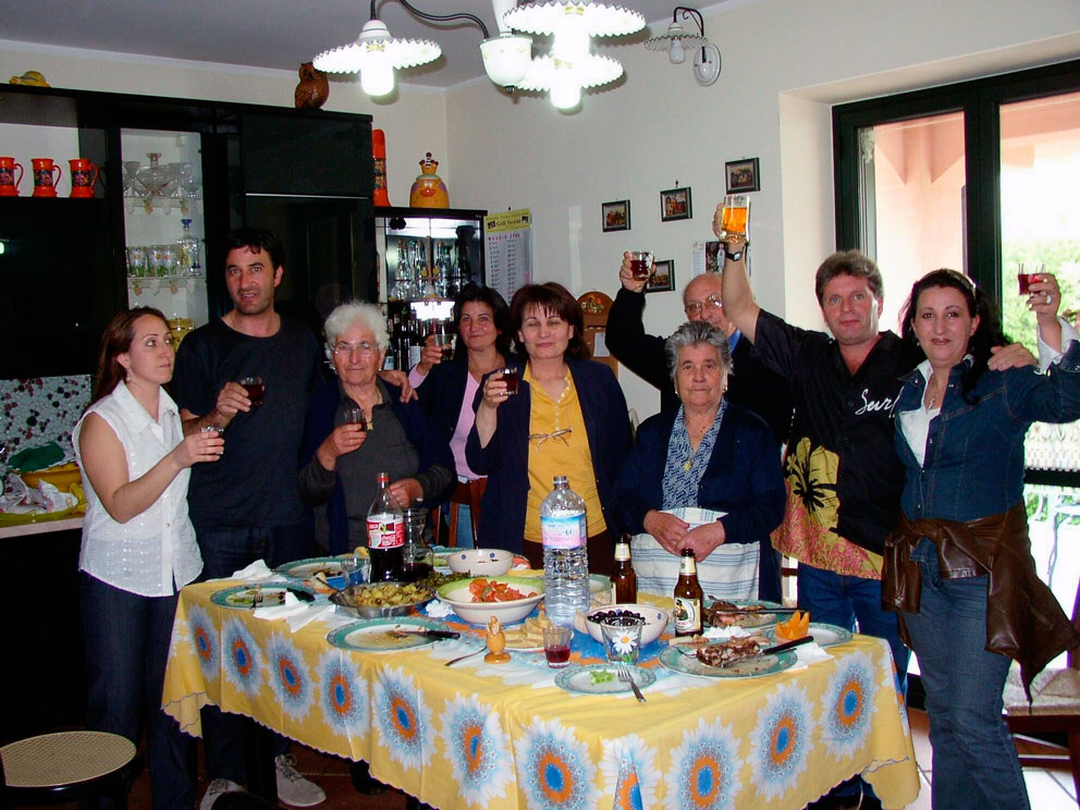 18. Bisignano 2006. Famiglia  che festeggia (casa di Elio e Sabrina)