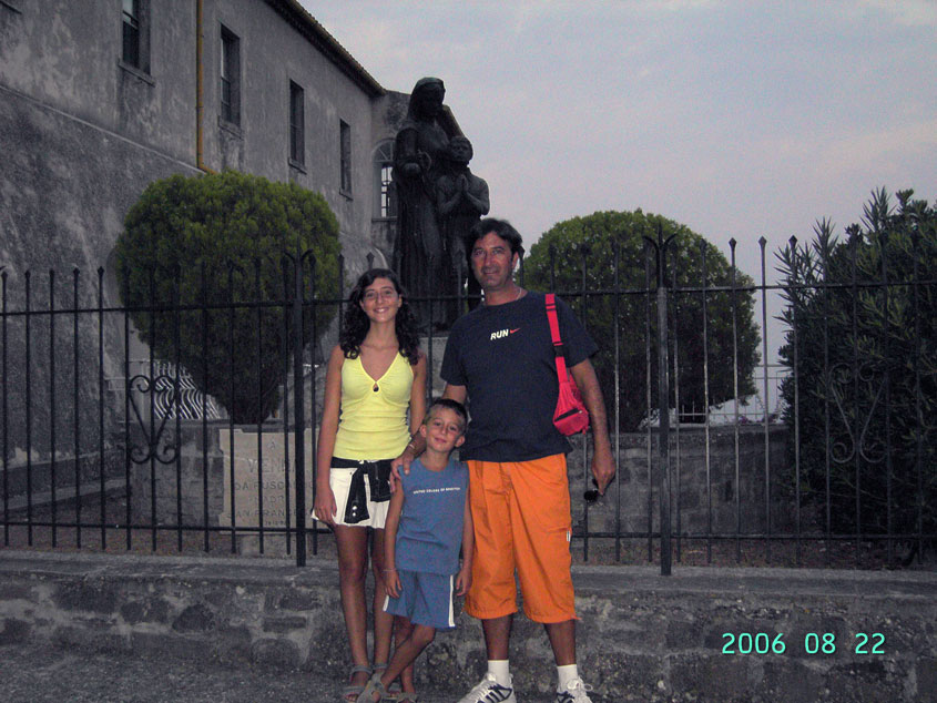 8. Maria Speranza, Carlo (figli) ed Elio Stávale (Fuscaldo - 2006).