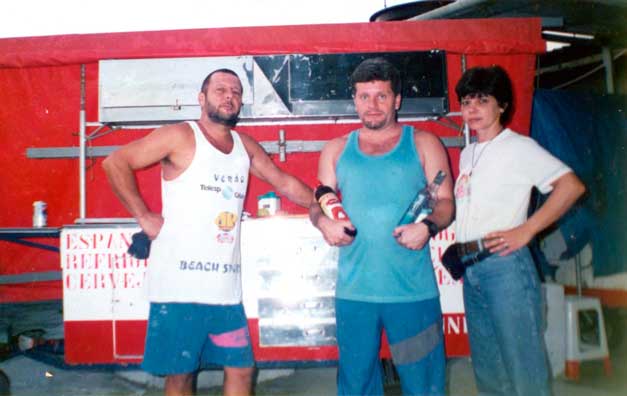 15.1 O irmão Marcus, Reinaldo e Eleide. Na época Marcus tinha um pequeno comercio na faixa de areia de Praia Grande