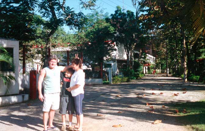 25.1 Eleide retorna ao Hotel da Lua de Mel na Praia do Lazaro. Dessa vez com Reinaldo, Victor e Yuri. 2005