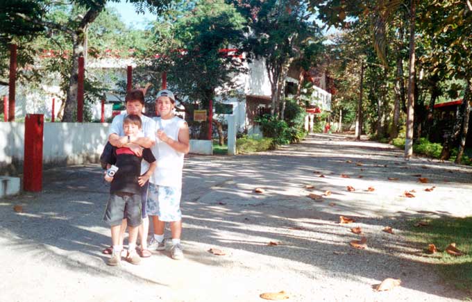 25.2 Eleide retorna ao Hotel da Lua de Mel na Praia do Lazaro. Dessa vez com Reinaldo, Victor e Yuri. 2005 