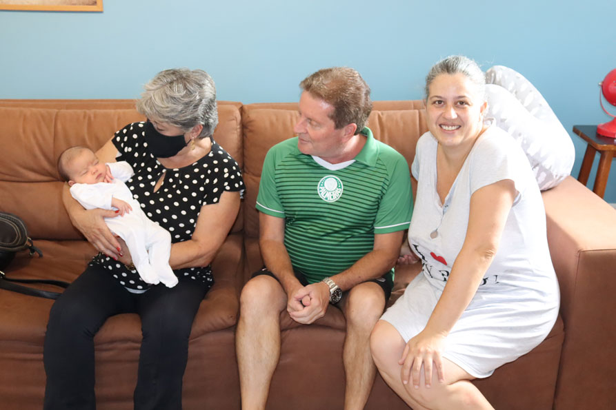 A bonequinha Elisa no colo de Tico, o palmeirense Reinaldo e Sandrinha, mãe de Elisa e prima de Reinaldo.