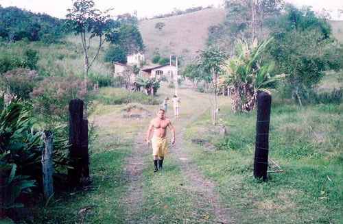 Sitio Nascente do Pararaca. Porteira com Reinaldo em 2006.