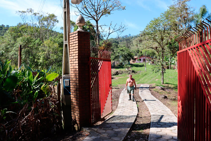 Sitio Nascente do Pararaca. Porteira com Reinaldo em 2020.