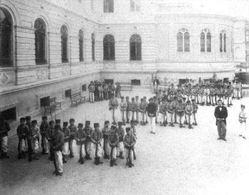 Alunos com armas durante aula na escola Caetano de Campos - Praça da Republica em 1901.